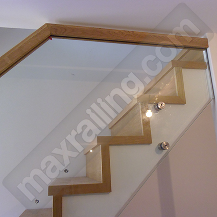 стъклен парапет с държачи